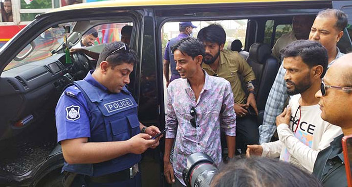 মহাসমাবেশ : আমিনবাজারে কঠোর অবস্থানে পুলিশ