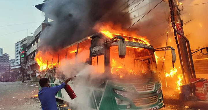 এক ঘণ্টায় ঢাকায় ৩ বাসে আগুন