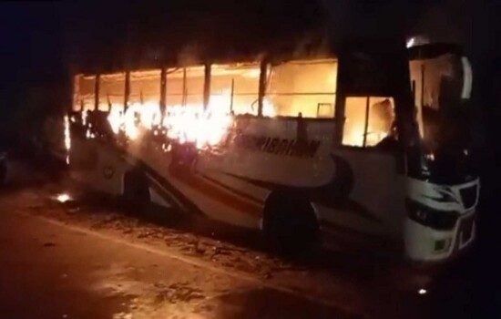 টাঙ্গাইলে দাঁড়িয়ে থাকা বাসে আগুন