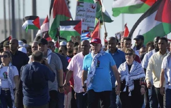 ইসরাইলবিরোধী বিক্ষোভে অংশ নিলেন কিউবার প্রেসিডেন্ট