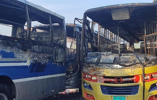 নাটোরে দাঁড়িয়ে থাকা ৩টি বাসে আগুন দিয়েছে দুর্বৃত্তরা