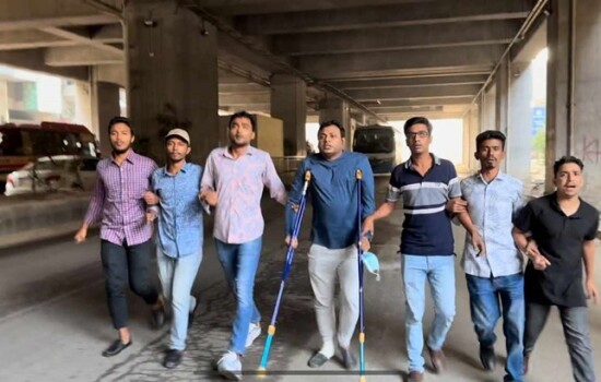 ক্রাচে ভর দিয়ে যুবদল নেতার বিক্ষোভ