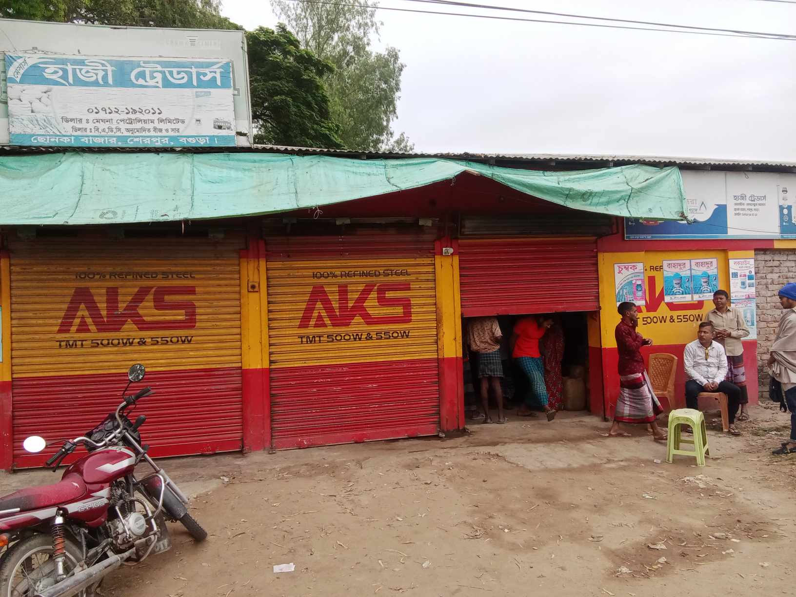 ছোনকা বাজারে হাজী ট্রেডার্সে দূর্ধর্ষ ডাকাতি, নাইট গার্ড বেঁধে ৮ লক্ষাধিক টাকা মূল্যের মালামাল ডাকাতি