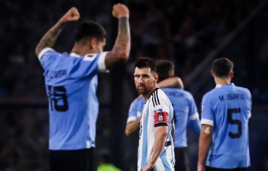 বিশ্বচ্যাম্পিয়নদের হারের তেতো স্বাদ দিল উরুগুয়ে