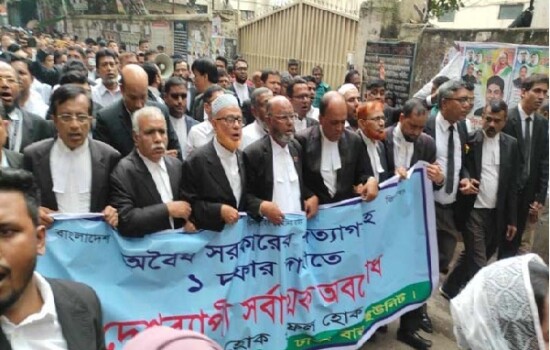 তফশিলের প্রতিবাদে আদালতে বিএনপিপন্থি আইনজীবীদের বিক্ষোভ