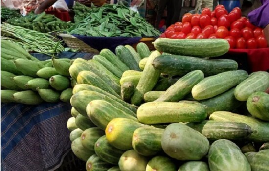 টমেটোর কেজি আকাশছোঁয়া, উচ্চমূল্যেই বিক্রি হচ্ছে চাল, আটা, ডাল ও চিনি