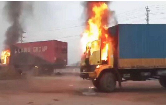 গাজীপুরে ককটেল ফাটিয়ে দুটি কাভার্ড ভ্যানে আগুন