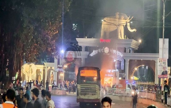 জিগাতলায় বাসে আগুন, হাতেনাতে আটক ১