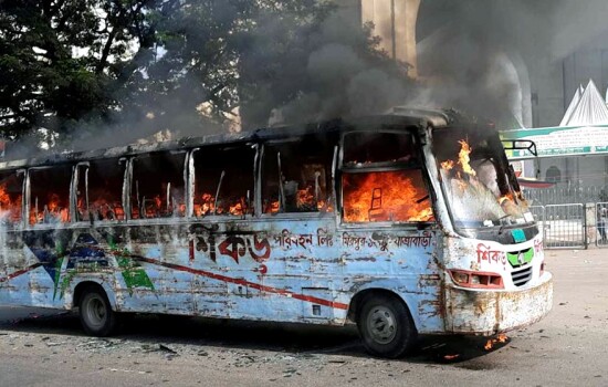 অবরোধের ৩ দিনে ৩১ যানবাহনে আগুন
