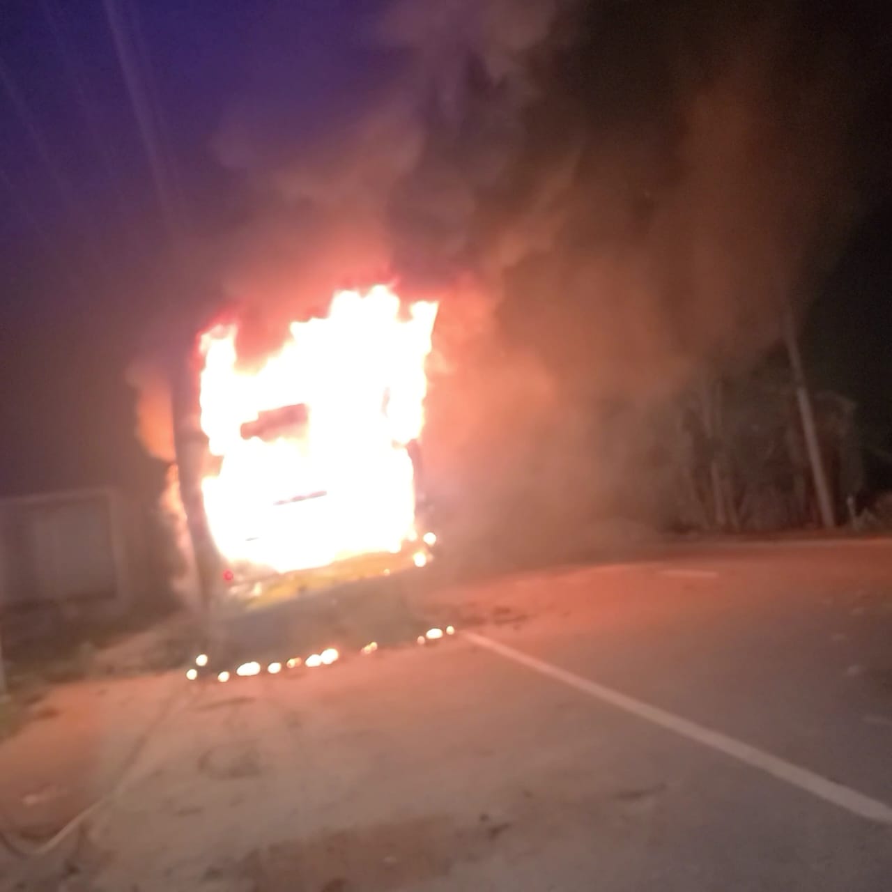 বিএনপির দ্বিতীয় দফা অবরোধে ১২ বাসে আগুন