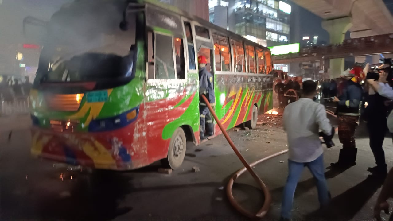 ঢাকায় তিনটি  বাসে আগুন