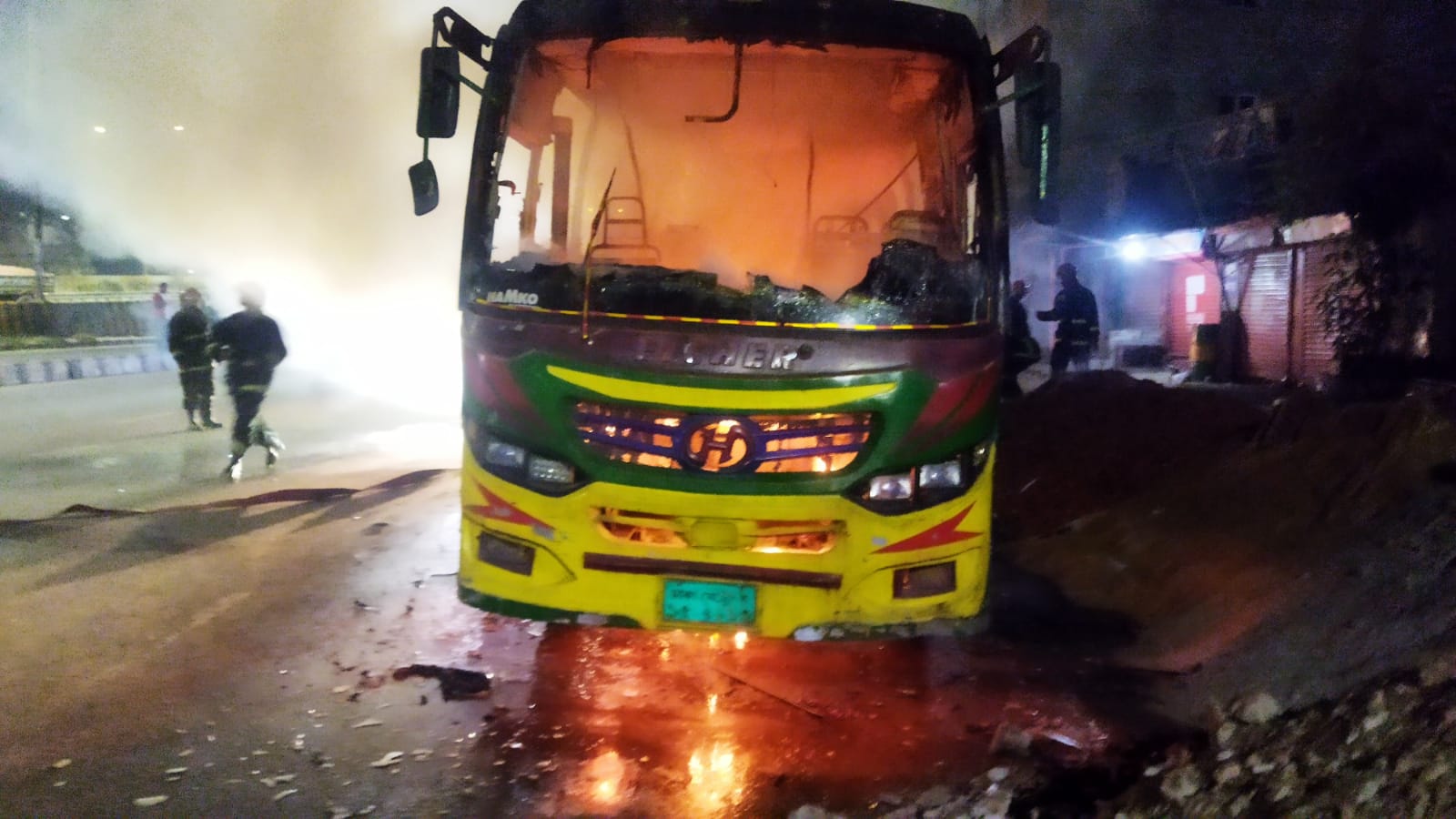 অবরোধের ৩০ ঘণ্টায় রাজধানীসহ সারাদেশে ১৮টি যানবাহনে দুর্বৃত্তরা আগুন দিয়েছে