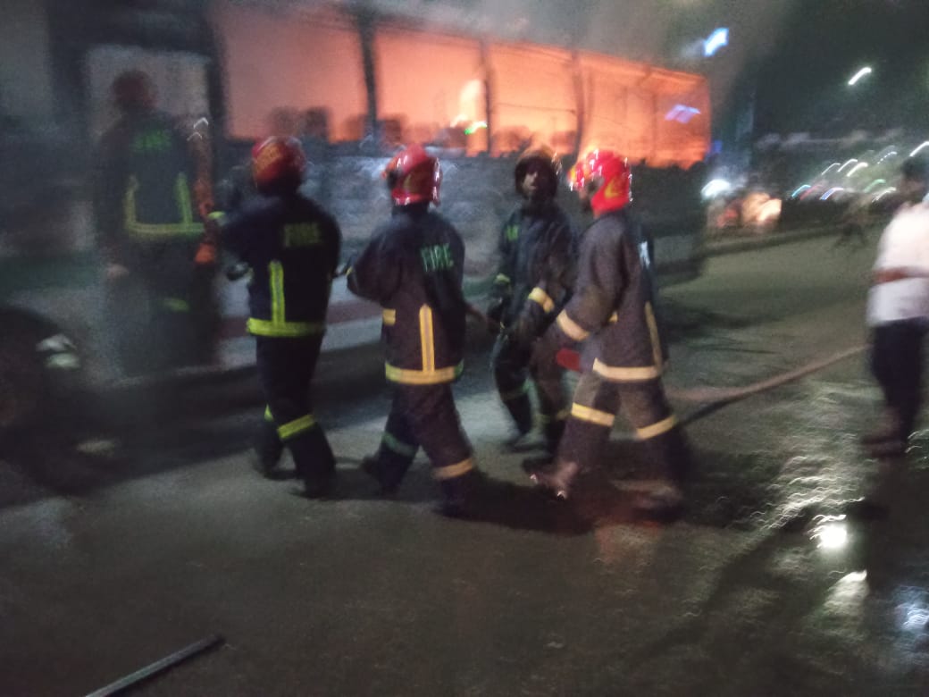 রাজধানীতে আধা ঘণ্টার মধ্যেই ২ বাসে আগুন