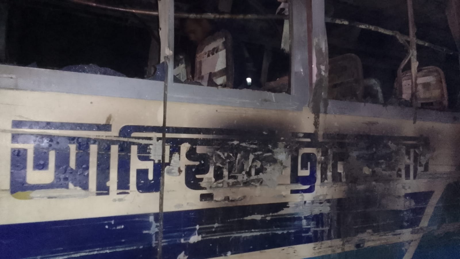 রাজধানীর মাতুয়াইলে যাত্রীবাহী বাসে আগুন