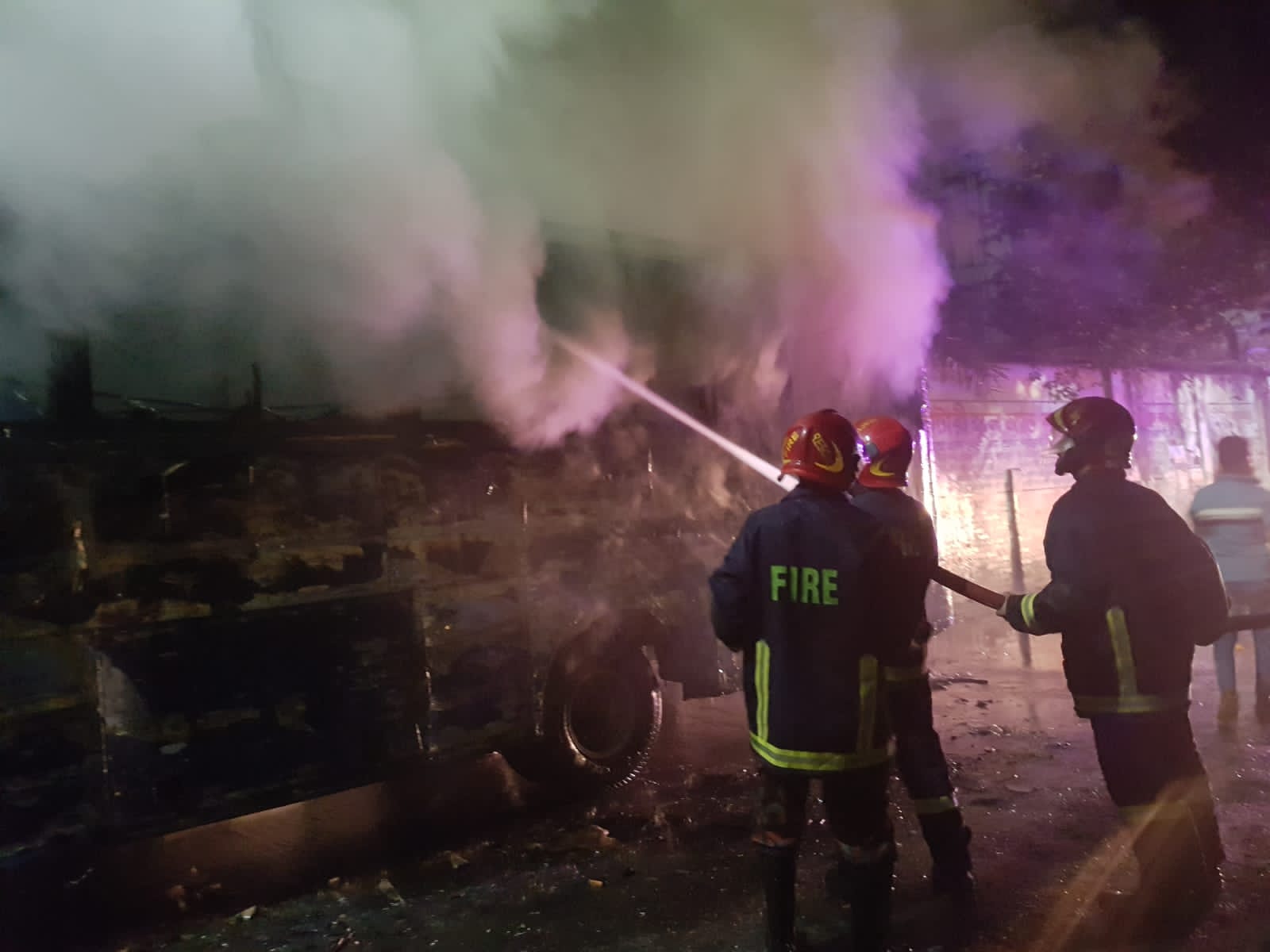 সারাদেশে ১০ ঘণ্টায় ১২ যানবাহনে আগুন