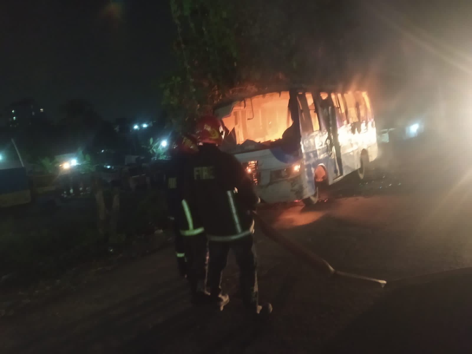 নারায়ণগঞ্জে বাসে আগুন