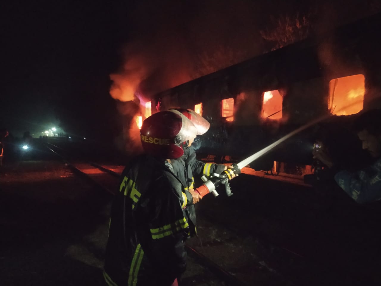 মধ্যরাতে ট্রেনে আগুন