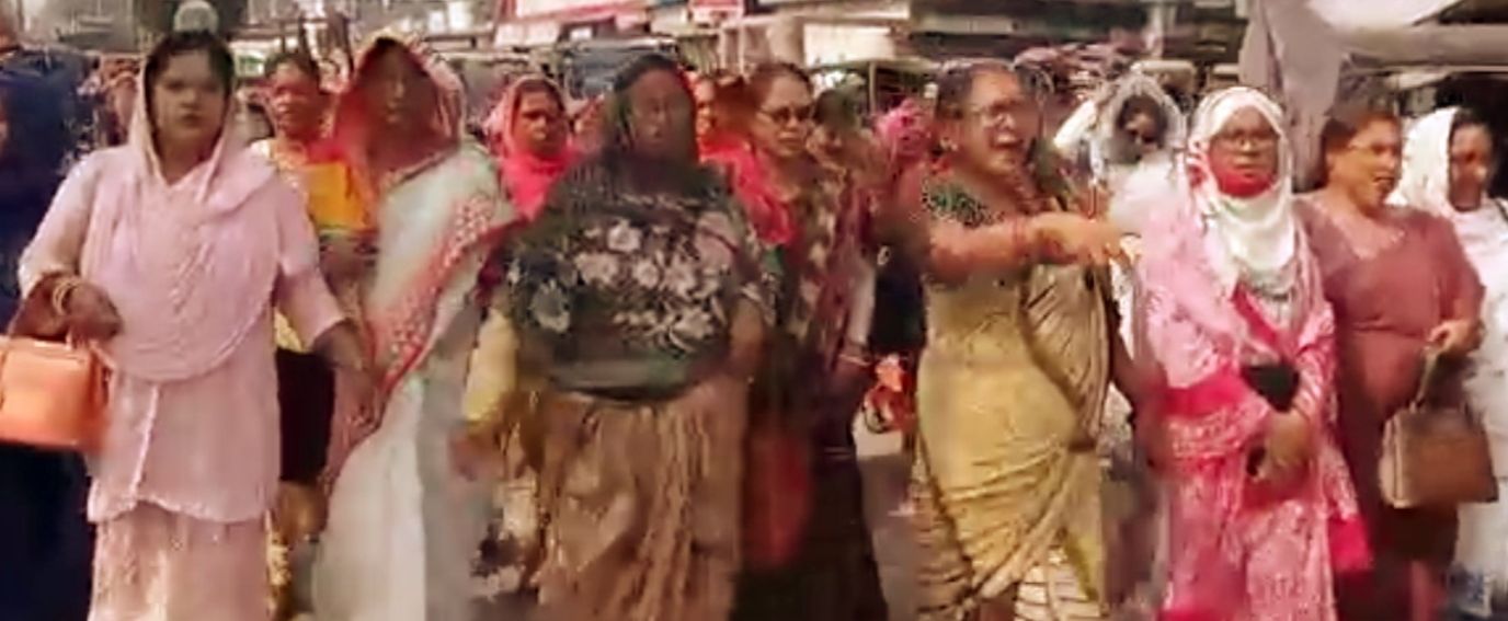 বিএনপি-জামায়াতের নৈরাজ্যের প্রতিবাদে ঠাকুরগাঁওয়ে মহিলা আওয়ামী লীগের মানববন্ধন ও মিছিল