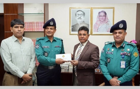 নাশকতাকারীকে আটক করায় পুরস্কার দিলেন ডিএমপি কমিশনার