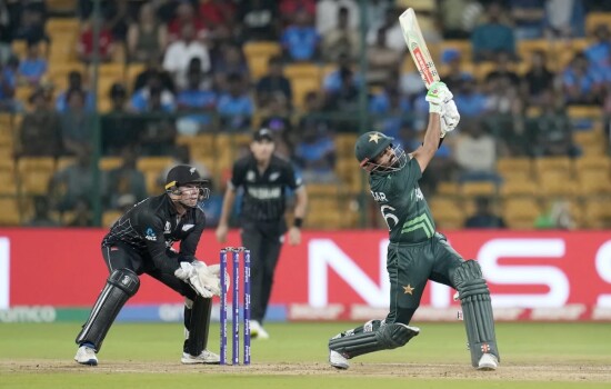 অবিশ্বাস্য জয়ে সেমিফাইনালের লড়াইয়ে টিকে থাকলো পাকিস্তান