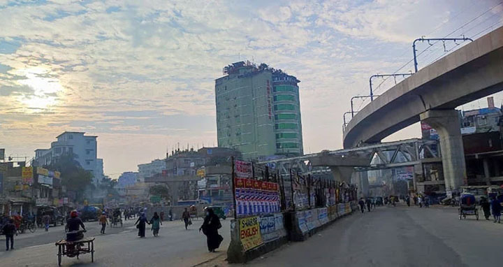 রাজধানীতে গণপরিবহন কম, বিপাকে সাধারণ মানুষ