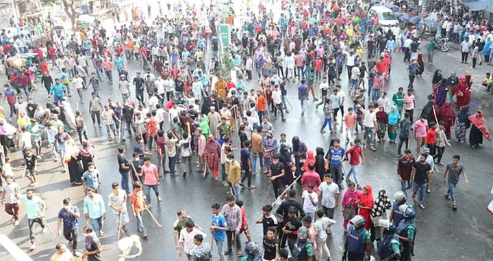 মিরপুরে সড়ক অবরোধ করে গার্মেন্টস শ্রমিকদের বিক্ষোভ