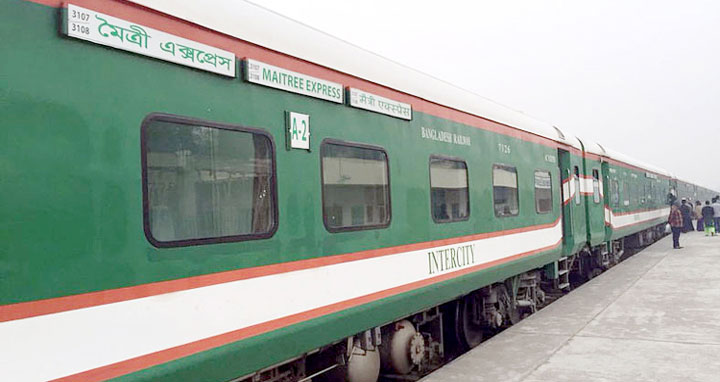 ঈশ্বরদীতে মৈত্রী এক্সপ্রেসে বিএনপি নেতাকর্মীদের হামলা, ভাঙচুর