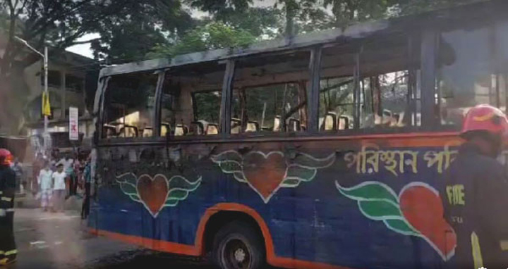 অবরোধের শেষ ভোরে উত্তরা-আজিমপুরে বাসে আগুন