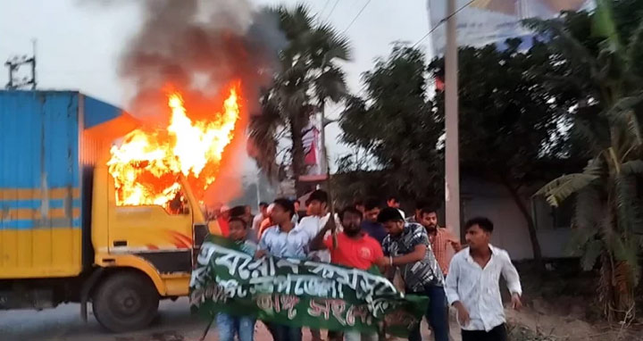 রূপগঞ্জে ট্রাক-কাভার্ডভ্যানে আগুন