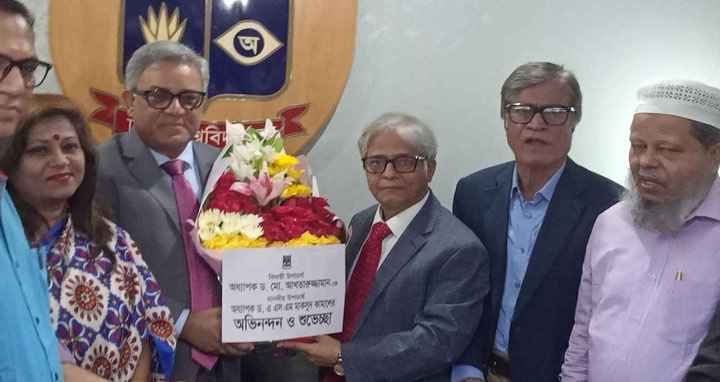ঢাবির ২৯তম উপাচার্যের দায়িত্ব গ্রহণ করলেন অধ্যাপক মাকসুদ কামাল