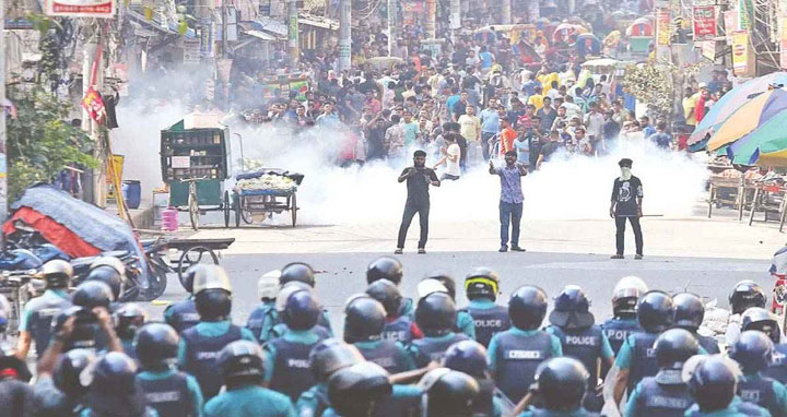 আশুলিয়ায় পুলিশ-পোশাকশ্রমিক সংঘর্ষ