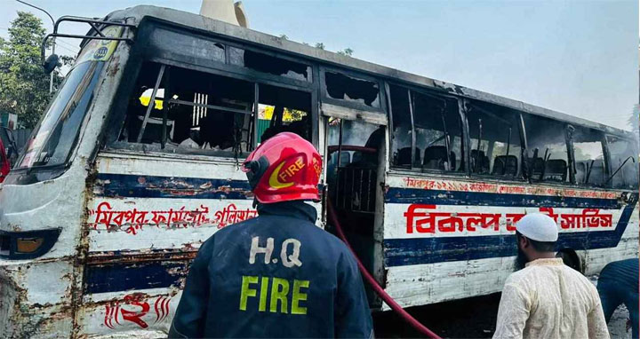 গুলিস্তানে যাত্রীবাহী বাসে আগুন