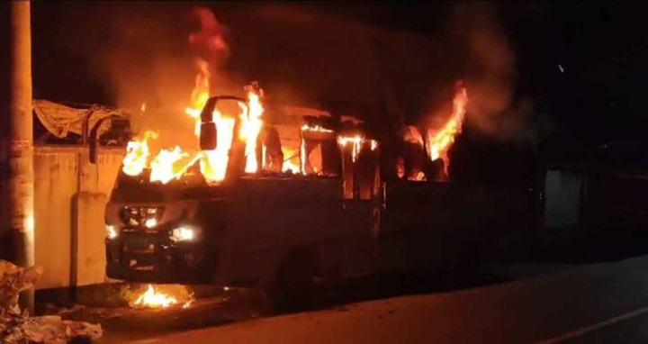 নাবিস্কোর সামনে বাসে আগুন