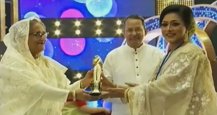 বিজয়ীদের হাতে জাতীয় চলচ্চিত্র পুরস্কার তুলে দিলেন প্রধানমন্ত্রী