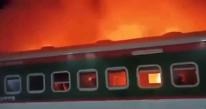 টাঙ্গাইলে কমিউটার ট্রেনে দুর্বৃত্তদের আগুন, ২ বগি পুড়ে ছাই