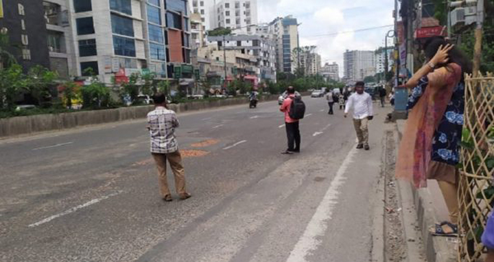 সড়কে গণপরিবহন সংকট, ভোগান্তিতে অফিসগামী মানুষ
