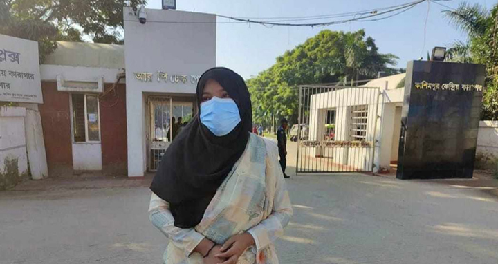 কারামুক্ত হলেন সেই জবি শিক্ষার্থী খাদিজা