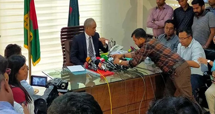 সুনির্দিষ্ট অভিযোগ ছাড়া প্রশাসনে রদবদল নয় : ইসি আলমগীর