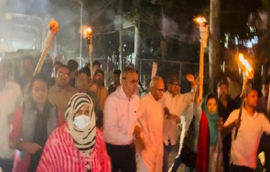 রাজধানীতে রিজভীর নেতৃত্বে বিএনপির মশাল মিছিল