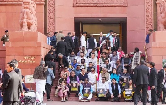 ভারতে ১৪১ বিরোধী এমপি বরখাস্ত