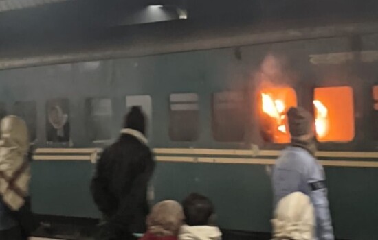 জয়পুরহাটে মেইল ট্রেনে আগুন