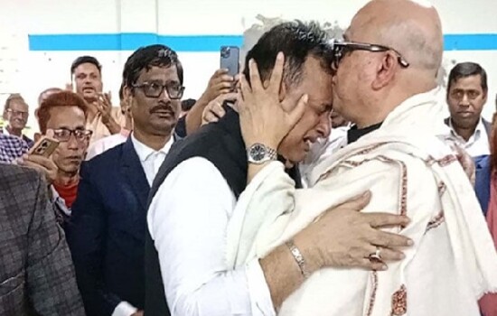 প্রার্থিতা তুলে স্বতন্ত্র প্রার্থীকে জড়িয়ে কাঁদলেন আ.লীগ নেতা