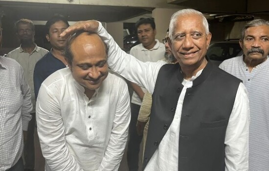 স্বতন্ত্র প্রার্থীর মাথায় আ.লীগ সভাপতির হাত বোলানো নিয়ে তোলপাড়