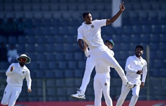 দ্বিতীয় ইনিংসের শুরুতেই ৩ উইকেট হারিয়ে চাপে কিউইরা