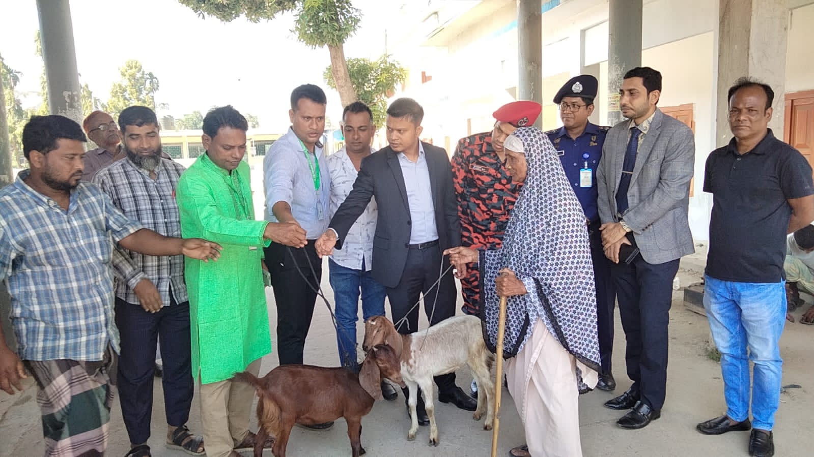 দাউদকান্দিতে নিসচা’র প্রতিষ্ঠা বার্ষিকীতে সড়ক দূর্ঘটনায় ক্ষতিগ্রস্ত পরিবারের মাঝে ছাগল প্রদান