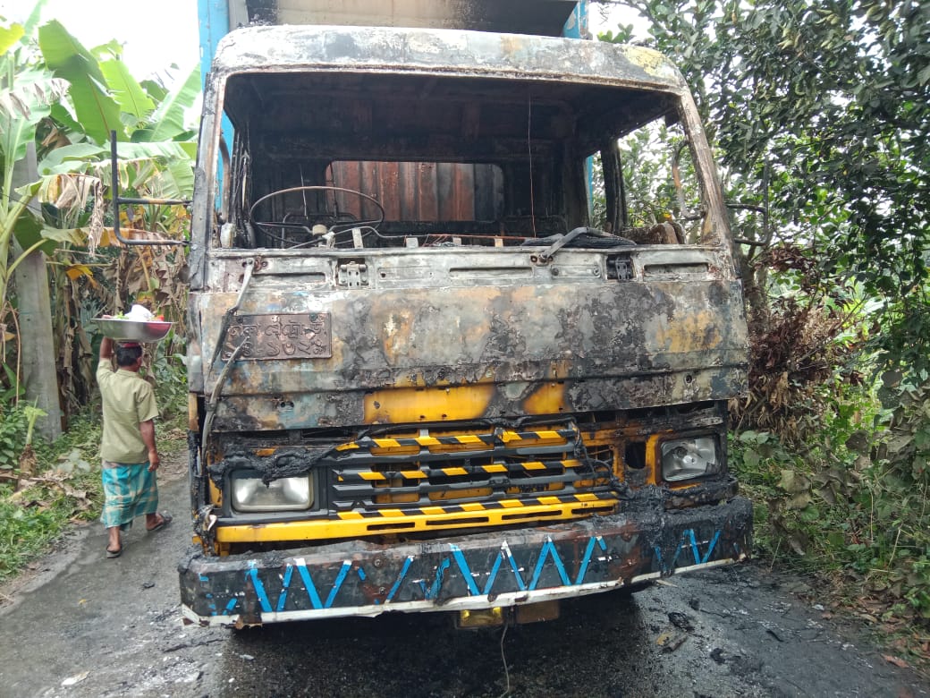 দুর্বৃত্ত কর্তৃক ৩টি যানবাহনে আগুন লাগানোর সংবাদ পেয়েছে ফায়ার সার্ভিস