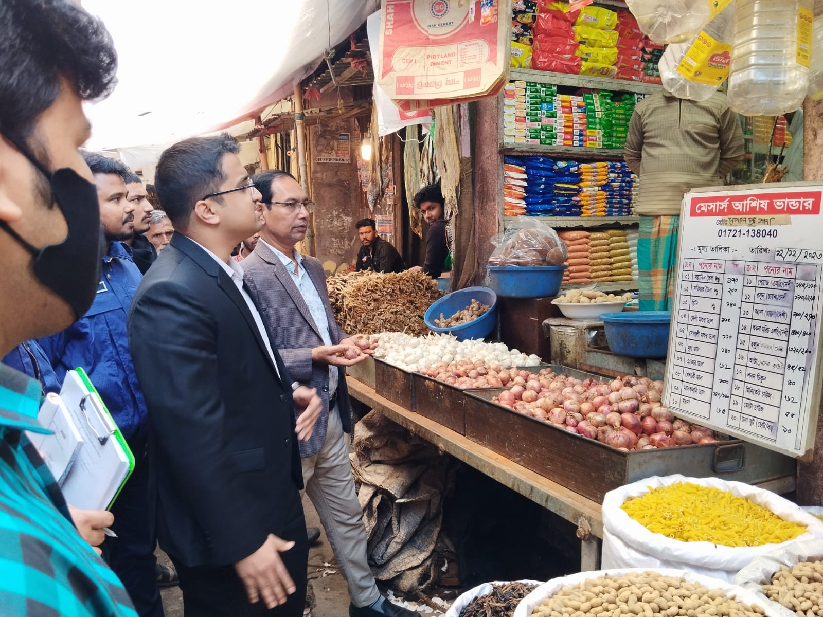 দাউদকান্দিতে ম্যাজিস্ট্রেট আসার খবরে পেঁয়াজের কেজি বিক্রি হলো ১১০টাকায়!