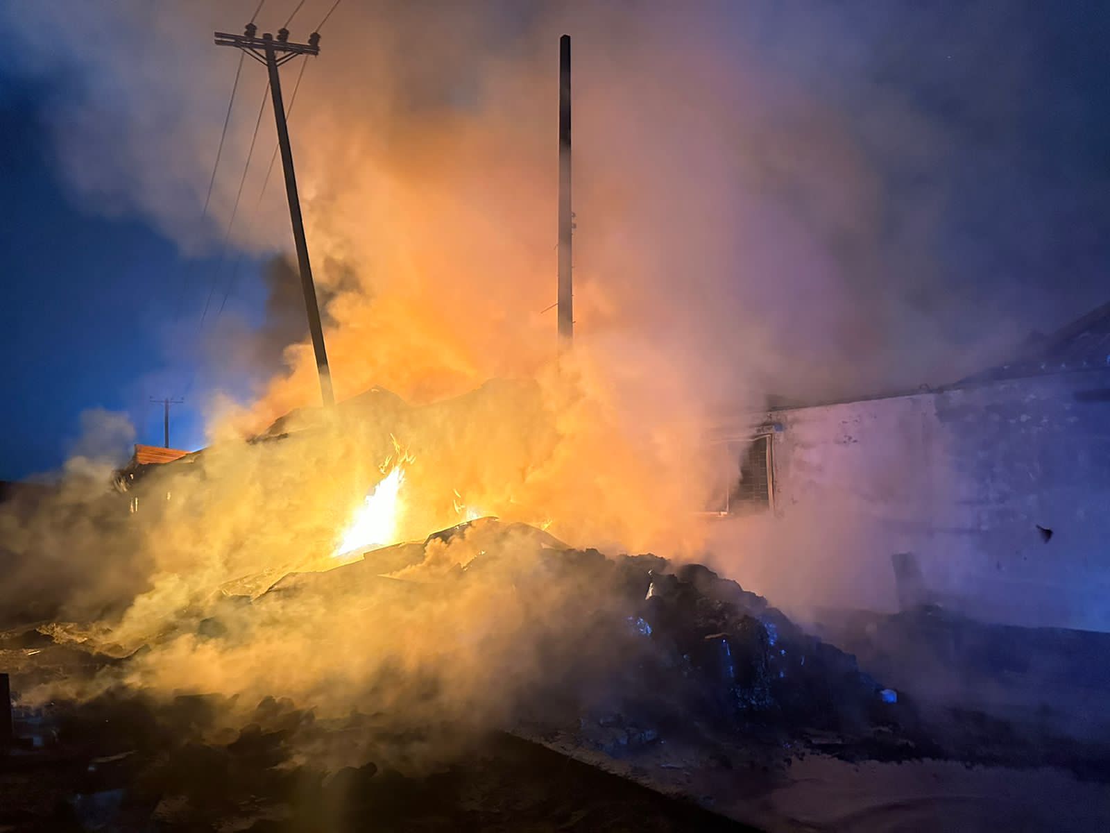 ৯ ইউনিটের চেষ্টায় কেরাণীগঞ্জের আগুন নিয়ন্ত্রণে