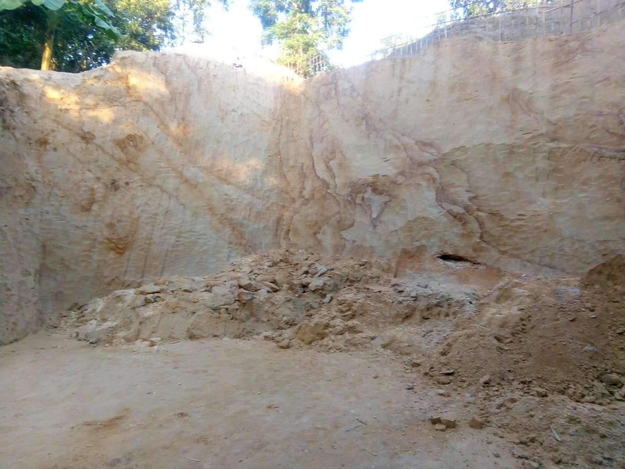 জুড়ীতে অবৈধভাবে টিলাকাটা থামছে না- ঝুঁকিতে ঘড়বাড়ি