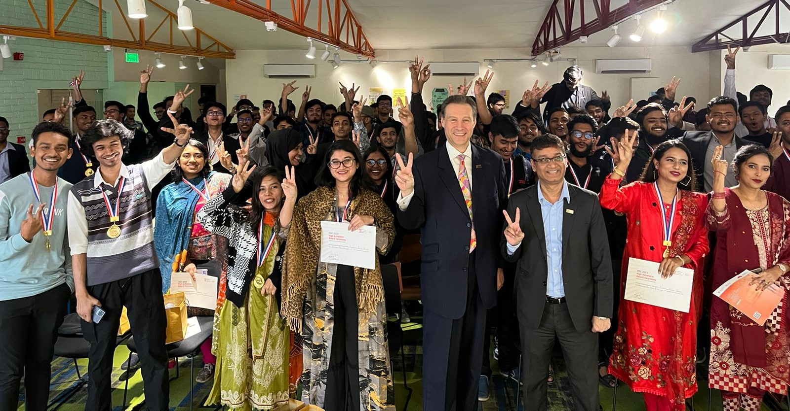 এইচএসসি পরীক্ষায় সেরা অর্জনকারীদের সম্মাননা জানাল ইউসিবি